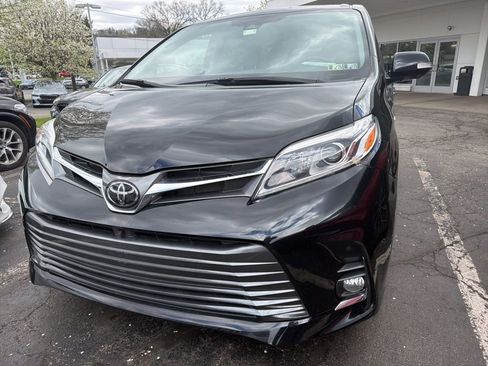 Used 2019 Toyota Sienna Limited Premium w/ Carpet Mat Package AWD/4WD image 4