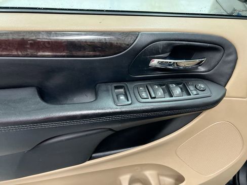 Used 2016 Dodge Grand Caravan SXT FWD image 19