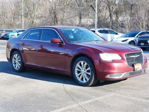 Used 2017 Chrysler 300 Limited image 1