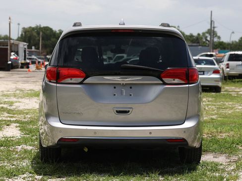Used 2017 Chrysler Pacifica Touring-L FWD image 7
