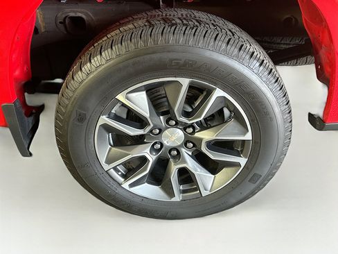 Used 2023 Chevrolet Silverado 1500 LT AWD/4WD image 11