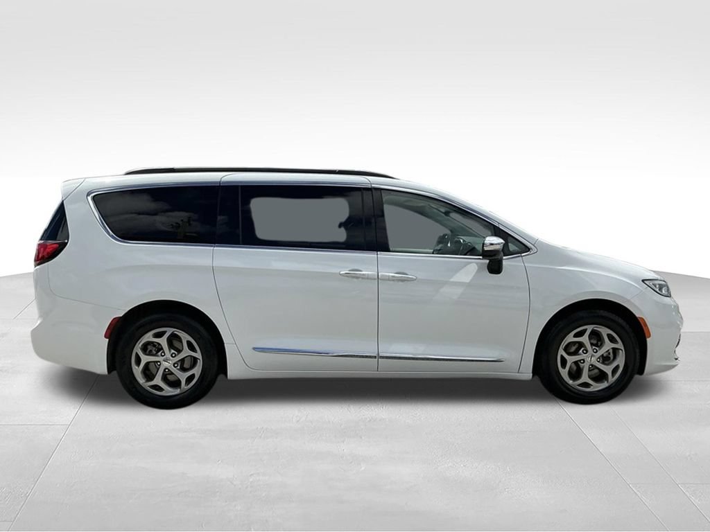 Used 2023 Chrysler Pacifica Limited FWD image 8