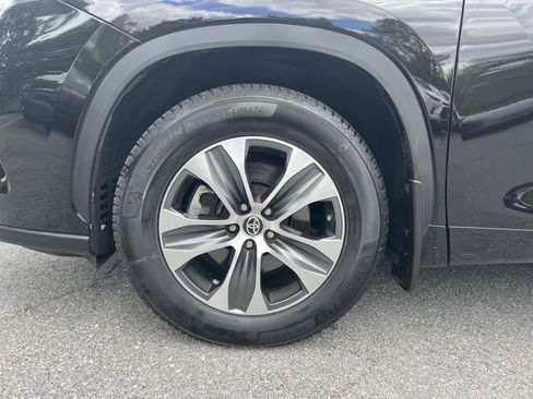 Used 2021 Toyota Highlander XLE AWD/4WD image 12