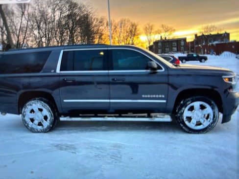 Used 2018 Chevrolet Suburban LT w/ LT Signature Package image 4