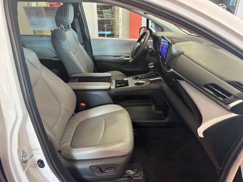 Certified 2025 Toyota Sienna XLE AWD/4WD image 15