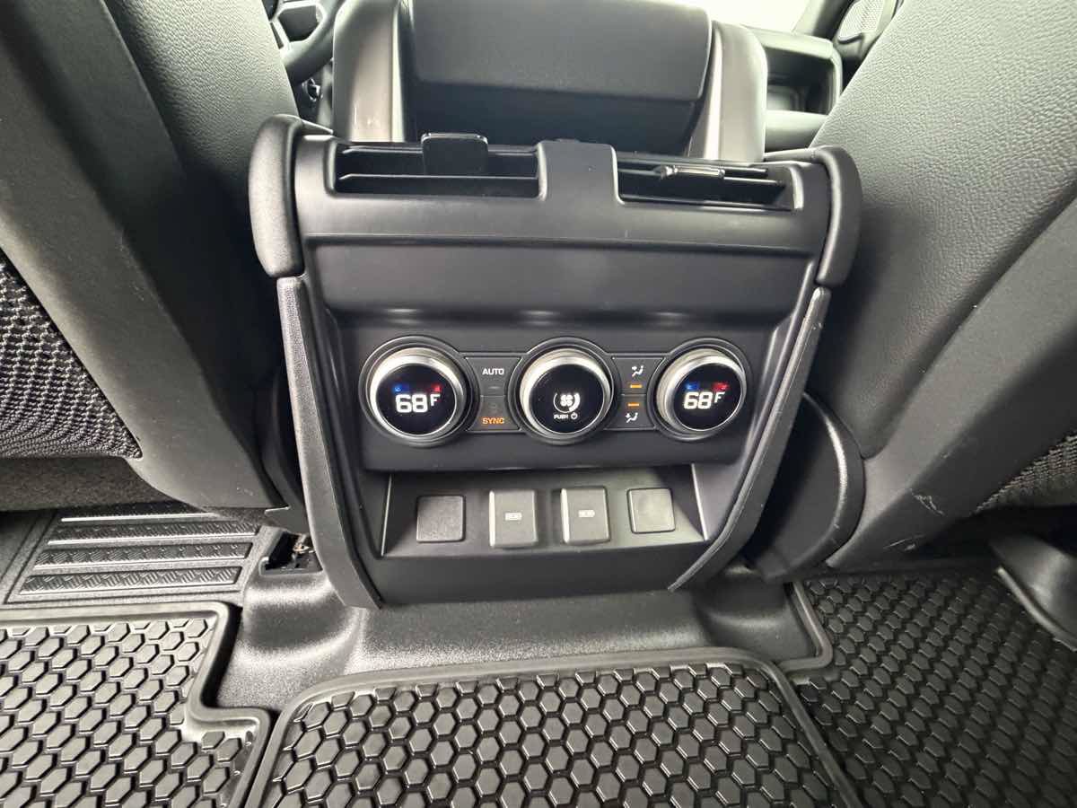 Used 2024 Land Rover Defender 130 X-Dynamic SE AWD/4WD image 21