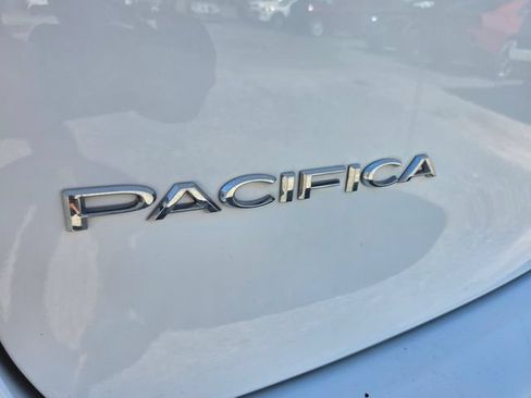 Used 2023 Chrysler Pacifica Touring-L FWD image 15