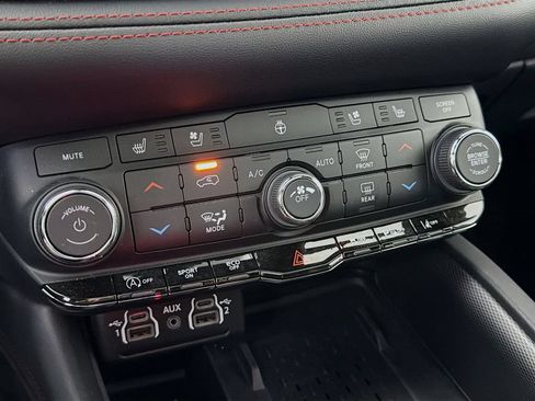 Used 2025 Dodge Durango GT AWD/4WD image 21