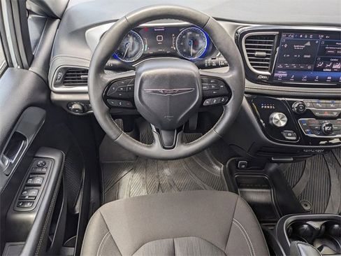 Used 2023 Chrysler Pacifica Touring image 11