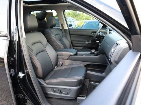 Certified 2025 Nissan Pathfinder SL w/ SL Premium Package FWD image 31