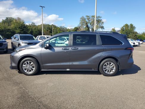 Used 2025 Toyota Sienna XLE image 12