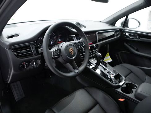 Certified 2026 Porsche Macan AWD/4WD image 4