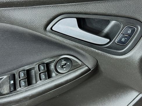 Used 2018 Ford Focus SE w/ SE Appearance Package image 22