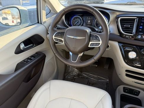 Certified 2017 Chrysler Pacifica Touring-L image 10