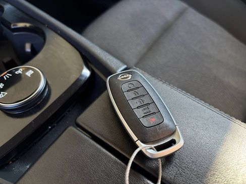 Used 2025 Nissan Rogue SV AWD/4WD image 27