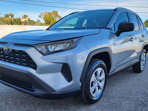Used 2019 Toyota RAV4 LE image 1