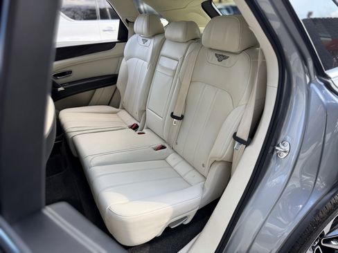 Used 2019 Bentley Bentayga image 32