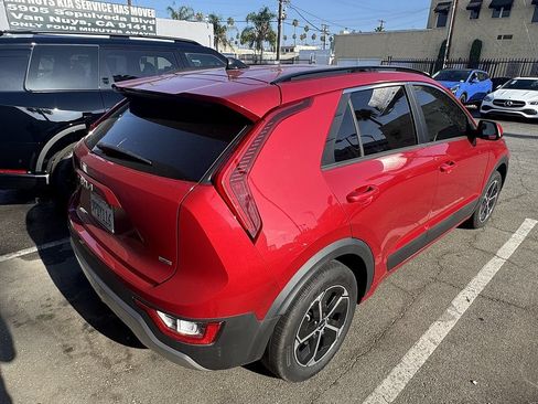 Used 2023 Kia Niro LX FWD image 3