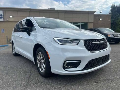 Used 2025 Chrysler Pacifica Select FWD image 3