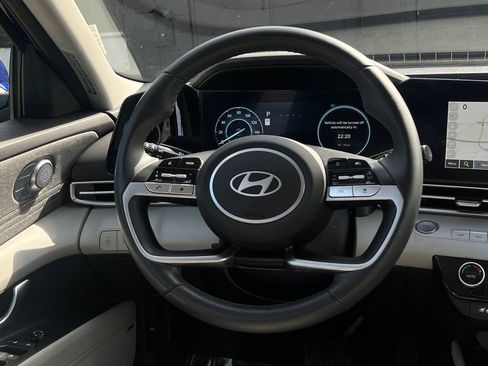 Used 2025 Hyundai Elantra Limited FWD image 19
