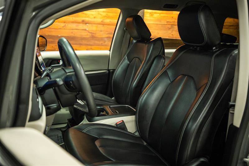 Used 2023 Chrysler Pacifica Touring-L FWD image 9