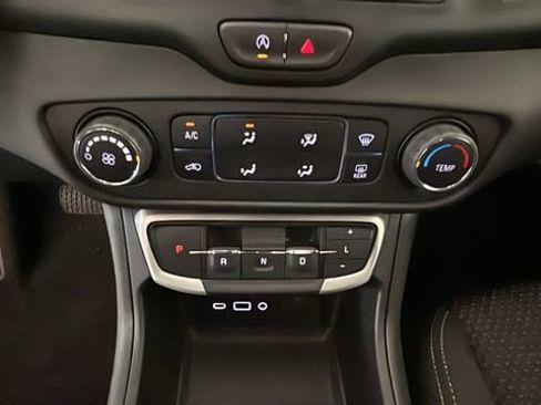Used 2024 GMC Terrain SLE FWD image 23