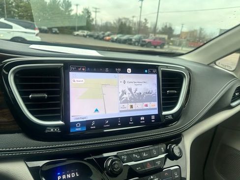 Used 2024 Chrysler Pacifica Limited FWD image 31