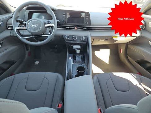 Used 2025 Hyundai Elantra SE image 8
