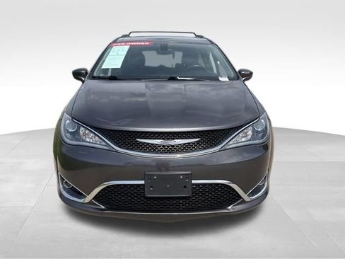 Used 2018 Chrysler Pacifica Touring-L FWD image 4