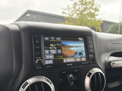 Used 2016 Jeep Wrangler Unlimited Sahara w/ Connectivity Group AWD/4WD image 18