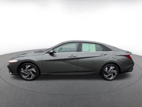 Used 2025 Hyundai Elantra SEL image 9