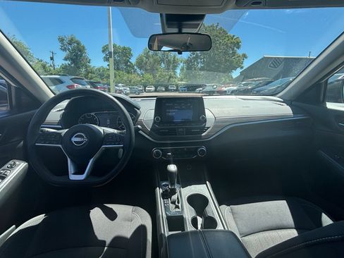 Used 2025 Nissan Altima 2.5 SV FWD image 31