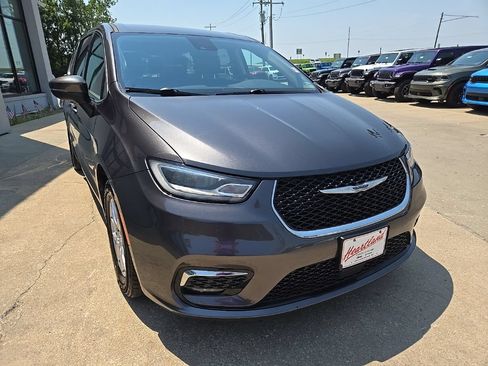 Used 2023 Chrysler Pacifica Touring-L FWD image 14