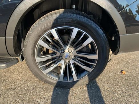 Used 2017 Ford Explorer Platinum image 24