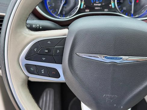 Used 2018 Chrysler Pacifica Limited w/ Tire & Wheel Group FWD image 15