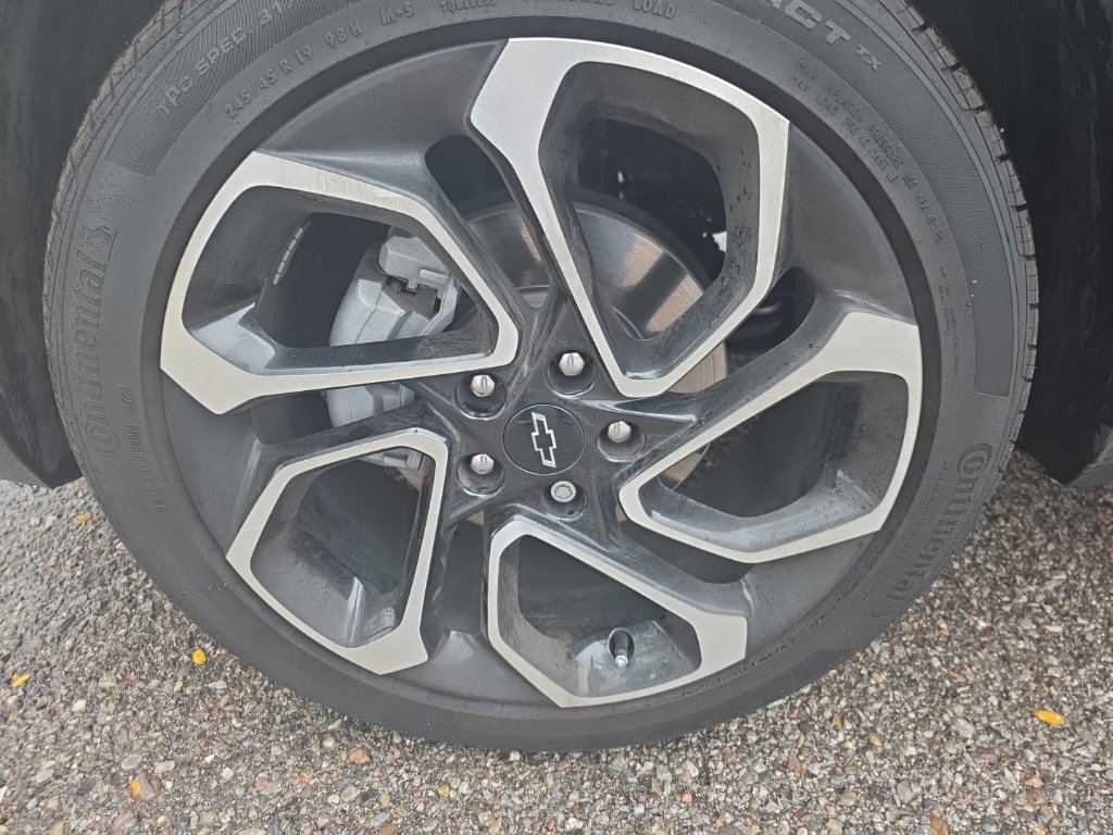 Certified 2025 Chevrolet Trax RS w/ Sunroof Package FWD image 2