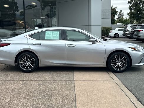 Used 2025 Lexus ES 300h w/ Premium Package FWD image 3