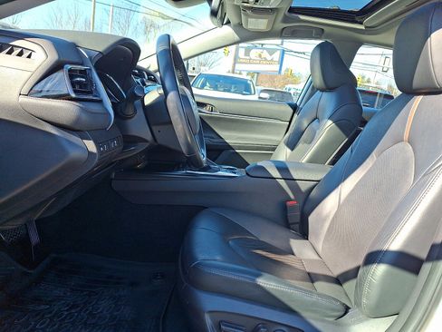 Used 2020 Toyota Camry XLE w/ Sunroof Package image 13