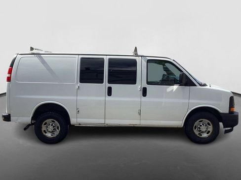 Used 2017 Chevrolet Express 2500 RWD image 4