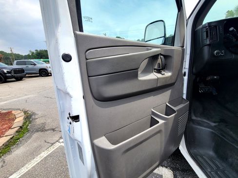 Used 2015 GMC Savana 2500 image 17