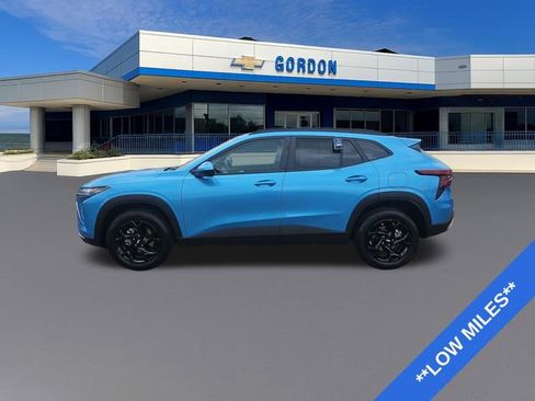 Used 2025 Chevrolet Trax LT w/ LT Convenience Package FWD image 2