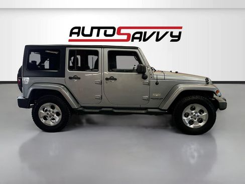 Used 2014 Jeep Wrangler Unlimited Sahara w/ Connectivity Group AWD/4WD image 8