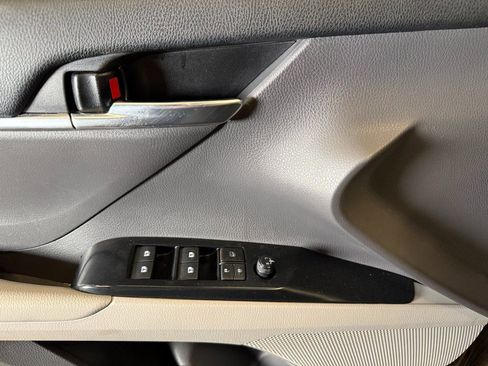 Used 2018 Toyota Camry LE image 18