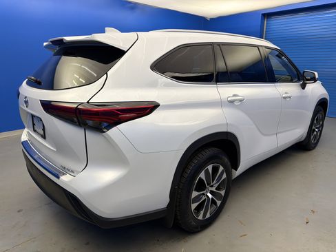 Used 2022 Toyota Highlander XLE image 7
