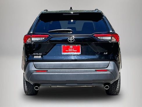 Used 2021 Toyota RAV4 LE image 6