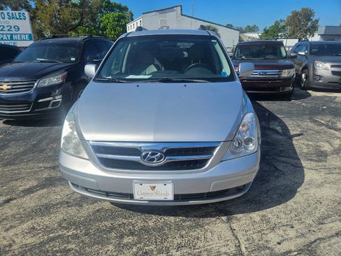 Used 2008 Hyundai Entourage Limited image 3