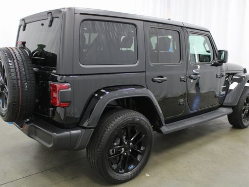 Used 2023 Jeep Wrangler Unlimited Sahara w/ Cold Weather Group image 4