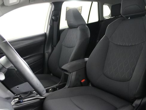 Used 2024 Toyota Corolla Cross LE FWD image 9