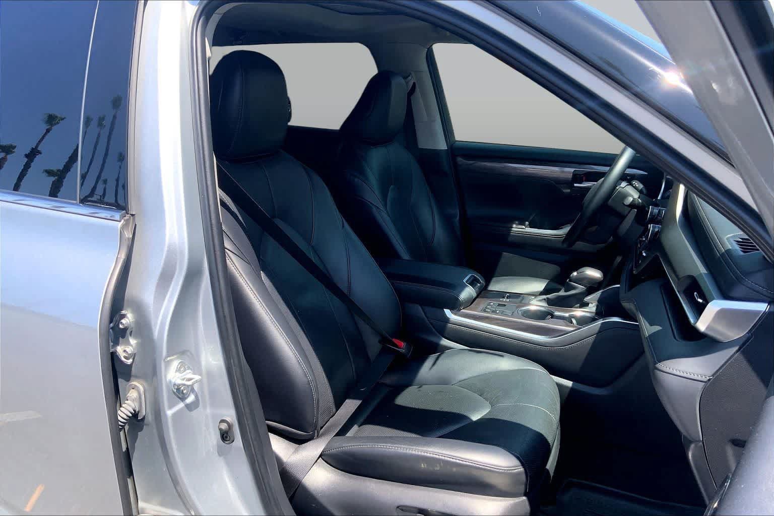 Used 2023 Toyota Highlander Limited FWD image 8