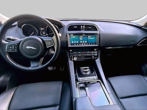 Used 2019 Jaguar F-PACE Premium AWD/4WD image 16